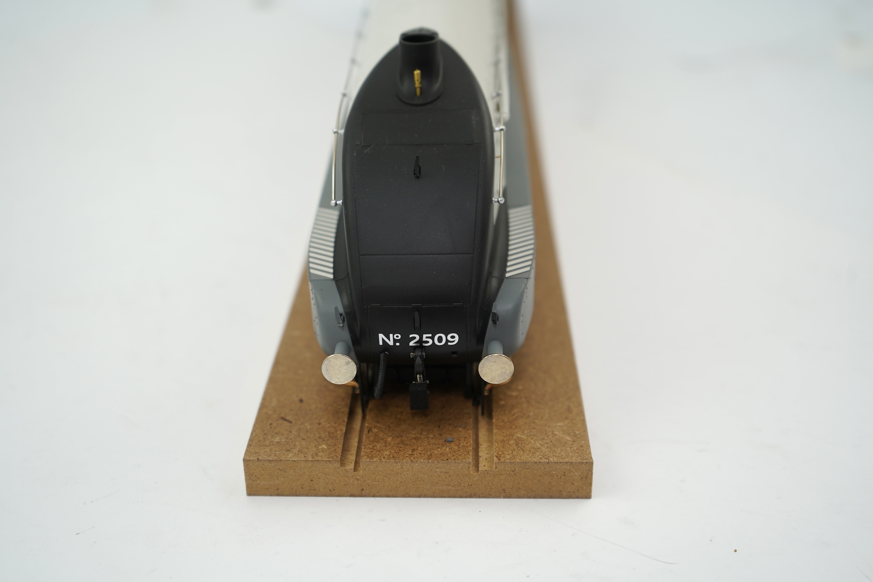 A boxed 0 Gauge Hattons Originals (H7-A4-001) model of LNER Class A4, Silver Link 2509, 4-6-2 tender locomotive, powered for two rail operation, with detailing elements and instruction manual.